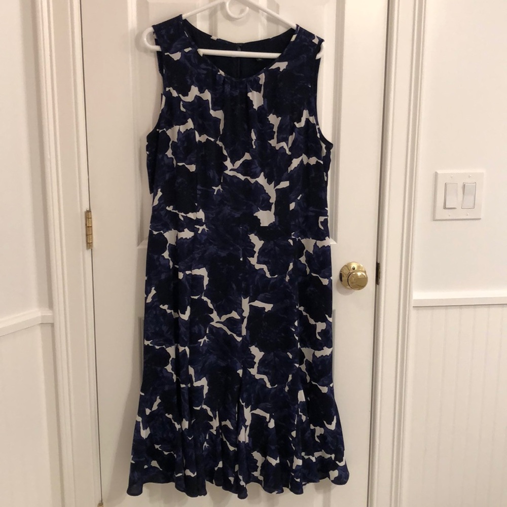 Lovely crepe-like blue and white dress